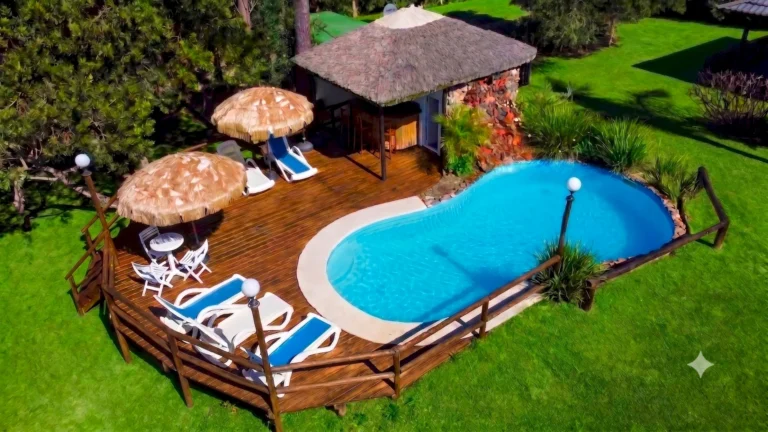 004-vista-aerea-piscina-climatizada-y-bungalows-punta-colorada