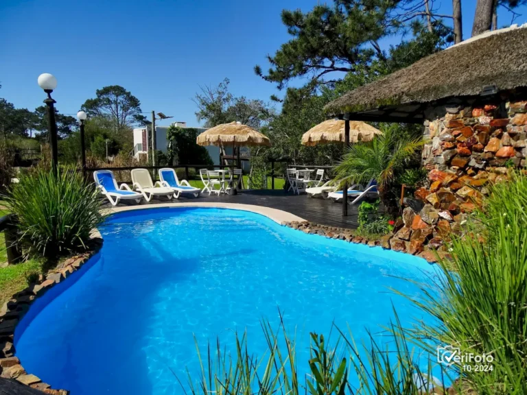 005-piscina-climatizada-con-cascada-y-solarium-bungalows-punta-colorada