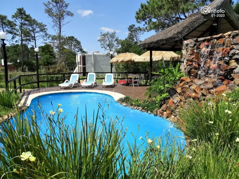 009-piscina-climatizada-con-cascada-y-solarium-bungalows-punta-colorada-02