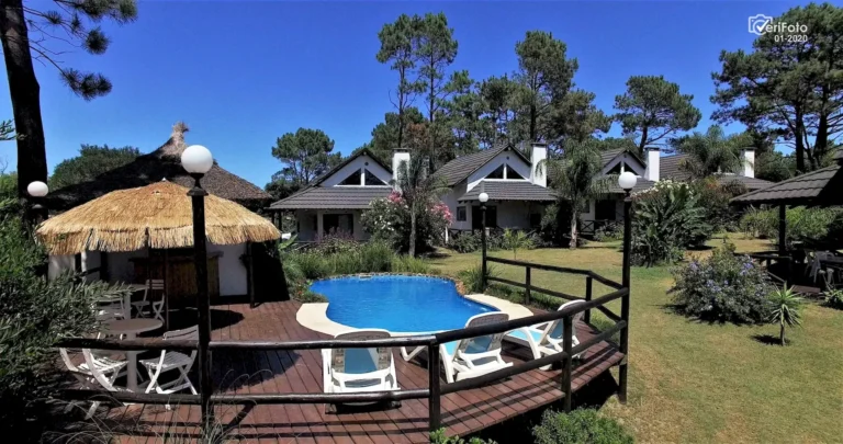 010-vista-aerea-piscina-climatizada-y-bungalows-punta-colorada-02