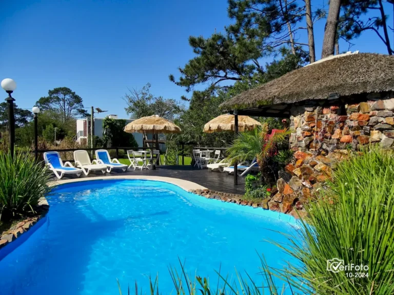 011-piscina-climatizada-con-cascada-y-solarium-bungalows-punta-colorada-03