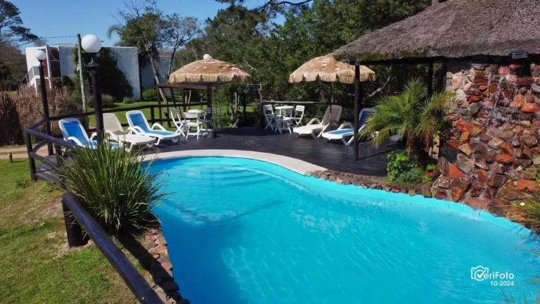 013-piscina-climatizada-con-cascada-y-solarium-bungalows-punta-colorada-04