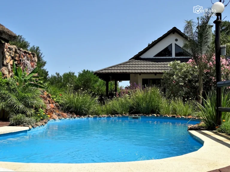 015-piscina-climatizada-con-cascada-y-solarium-bungalows-punta-colorada-05