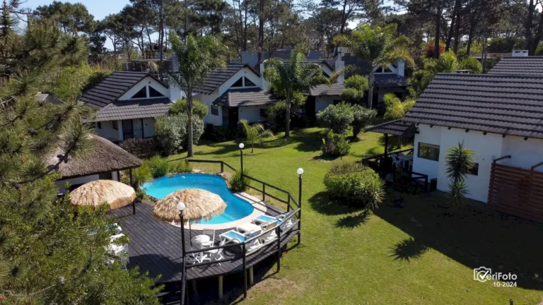 016-vista-aerea-piscina-climatizada-y-bungalows-punta-colorada-03