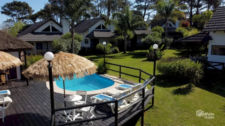 017-vista-aerea-piscina-climatizada-y-bungalows-punta-colorada-04