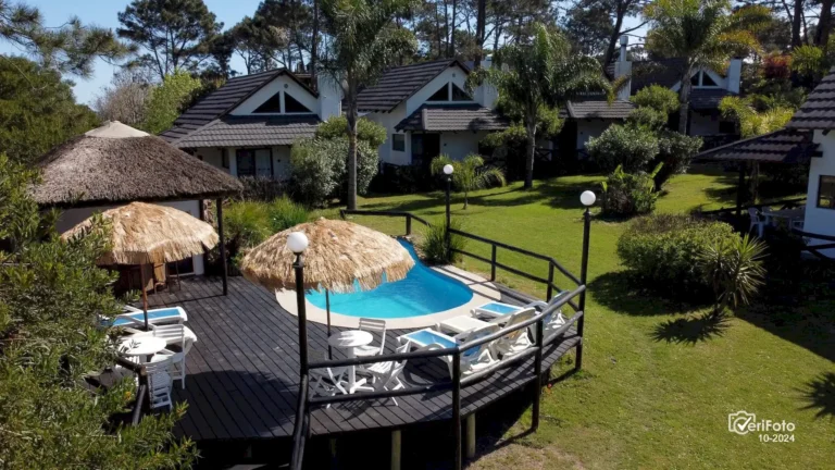 018-piscina-climatizada-solarium-y-reposeras-bungalows-punta-colorada-02