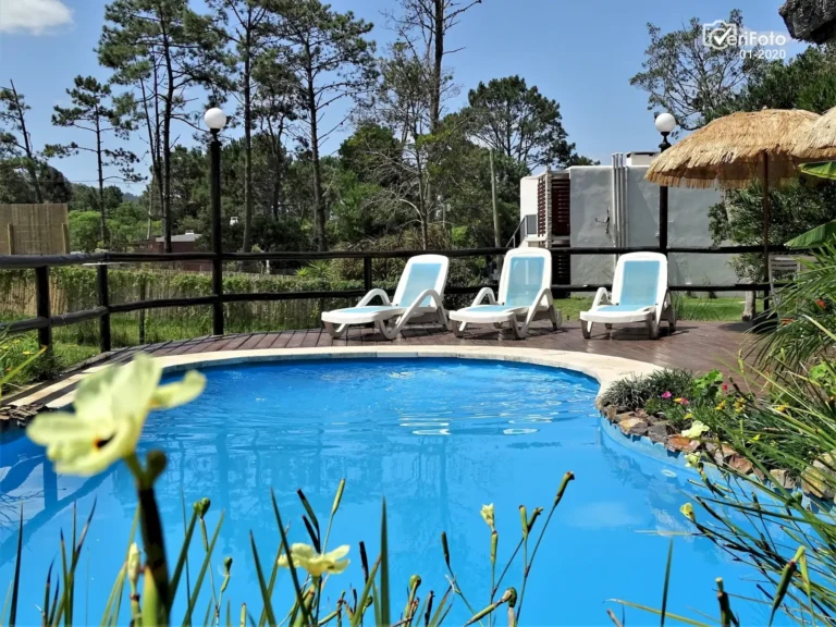 022-piscina-climatizada-solarium-y-reposeras-bungalows-punta-colorada-04