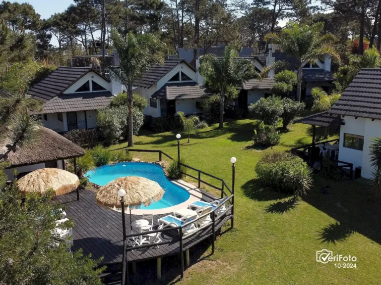 025-vista-aerea-piscina-climatizada-y-bungalows-punta-colorada-05
