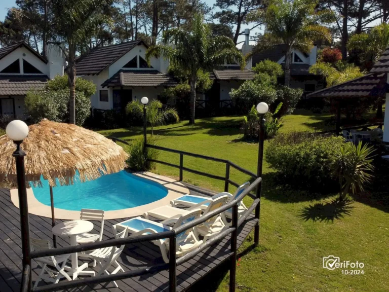 026-piscina-climatizada-solarium-y-reposeras-bungalows-punta-colorada-06
