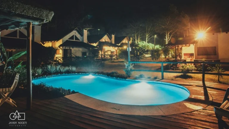 029-piscina-climatizada-iluminada-de-noche-bungalows-punta-colorada