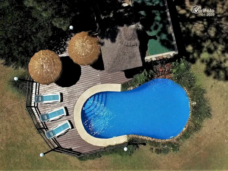 030-vista-aerea-piscina-climatizada-y-bungalows-punta-colorada-06
