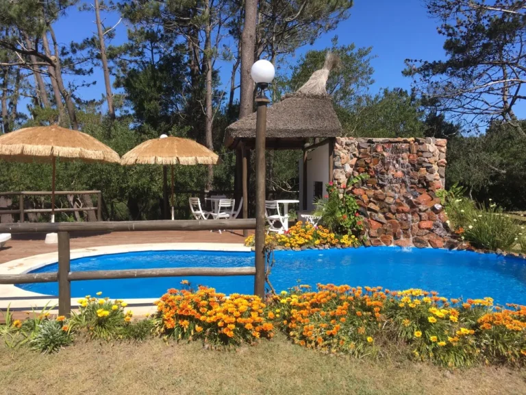 031-piscina-climatizada-con-cascada-y-solarium-bungalows-punta-colorada-06