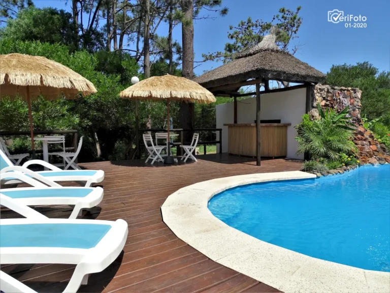 032-piscina-climatizada-solarium-y-reposeras-bungalows-punta-colorada-07