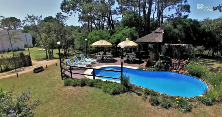 033-vista-aerea-piscina-climatizada-y-bungalows-punta-colorada-07