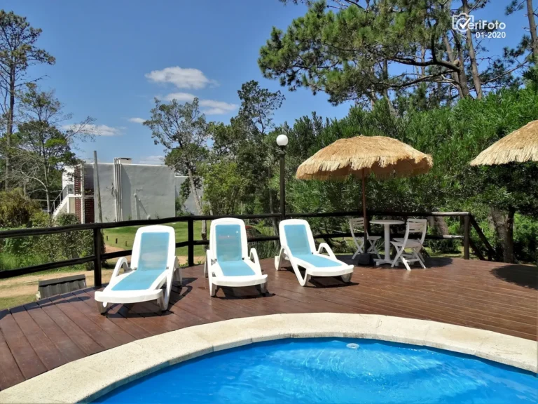 037-piscina-climatizada-solarium-y-reposeras-bungalows-punta-colorada-08