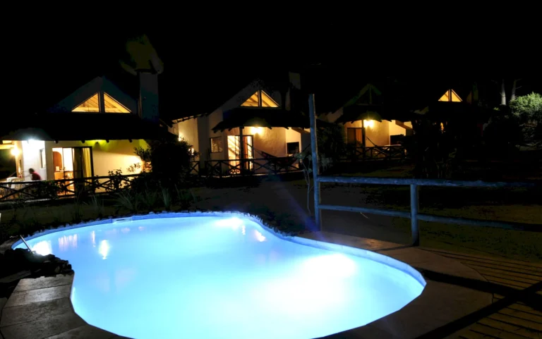 039-piscina-climatizada-iluminada-de-noche-bungalows-punta-colorada-02