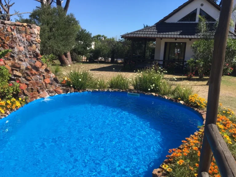 040-piscina-climatizada-con-cascada-y-solarium-bungalows-punta-colorada-07
