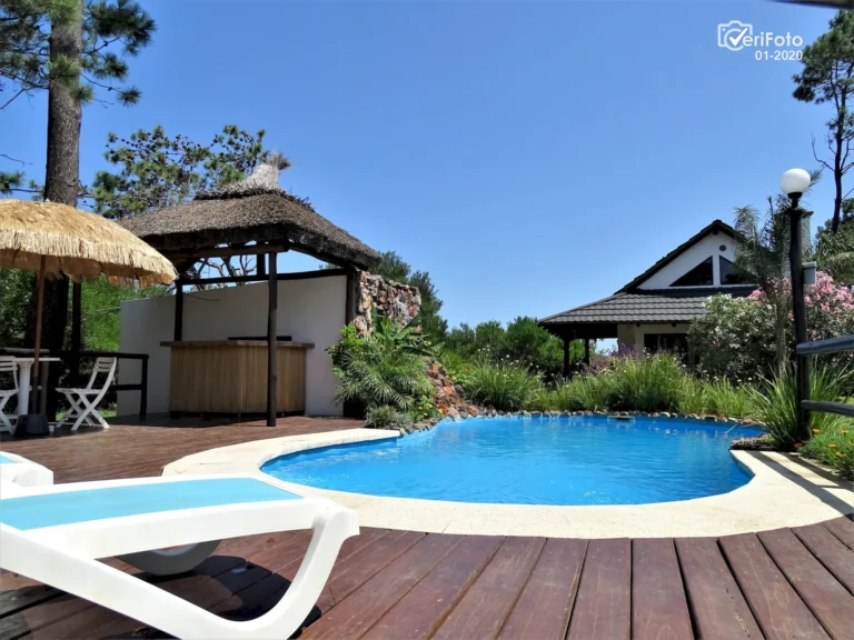 041-piscina-climatizada-solarium-y-reposeras-bungalows-punta-colorada-09