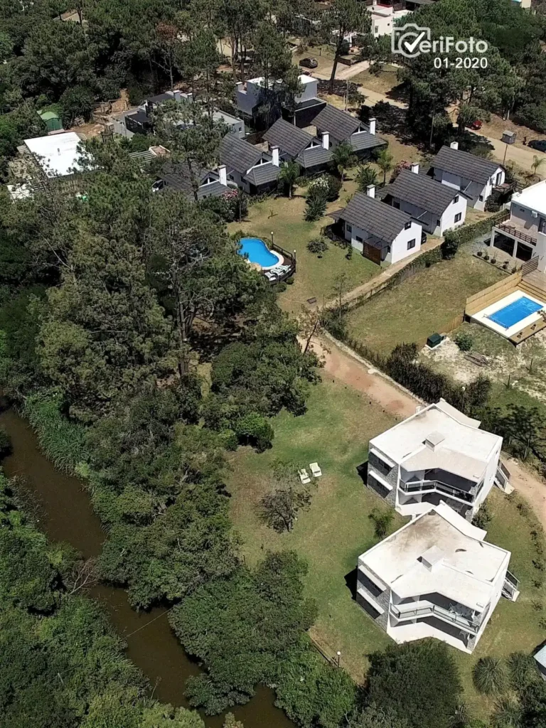 046-vista-aerea-piscina-climatizada-y-bungalows-punta-colorada-11