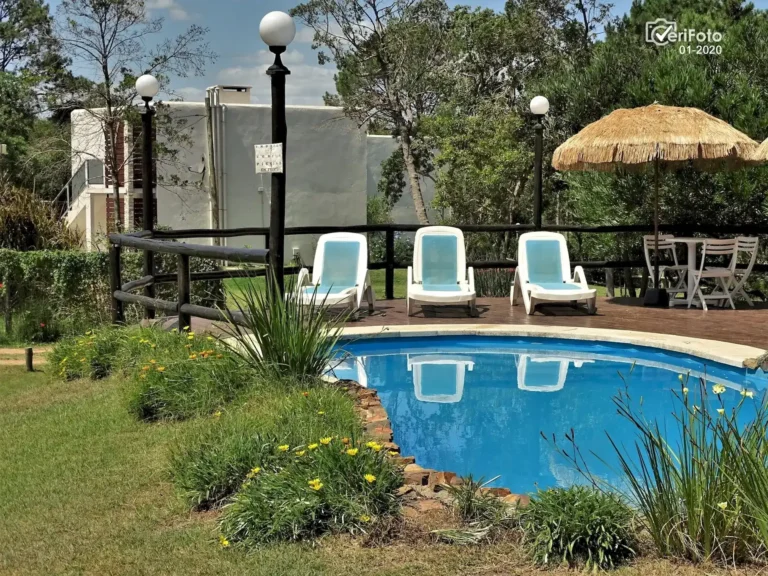 047-piscina-climatizada-solarium-y-reposeras-bungalows-punta-colorada-10