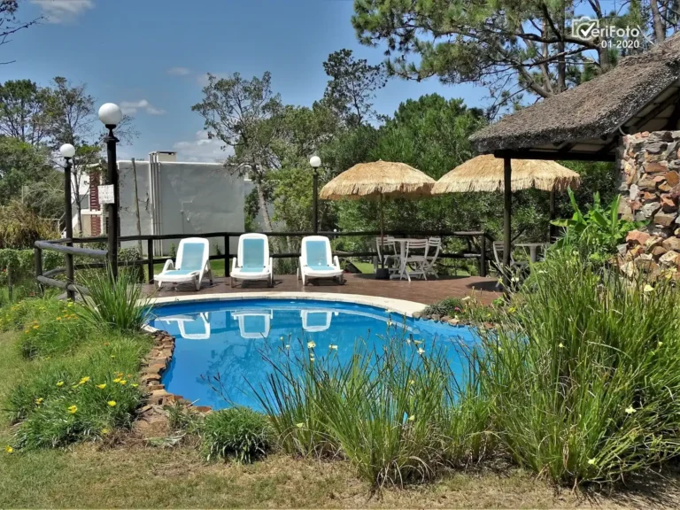 048-piscina-climatizada-solarium-y-reposeras-bungalows-punta-colorada-11