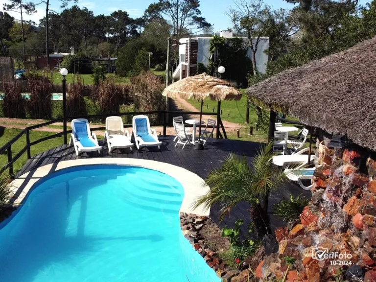 050-vista-aerea-piscina-climatizada-y-bungalows-punta-colorada-12