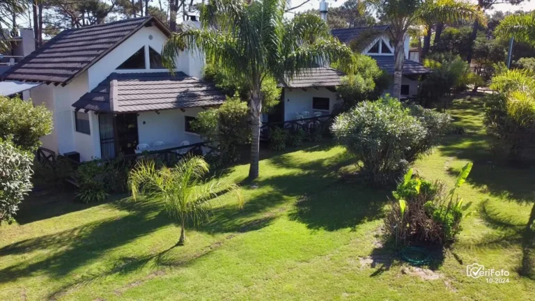052-vista-aerea-bungalows-y-jardin-alojamiento-punta-colorada