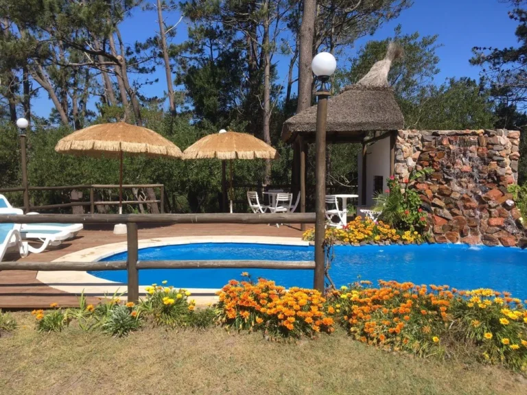 053-piscina-climatizada-con-cascada-y-solarium-bungalows-punta-colorada-08