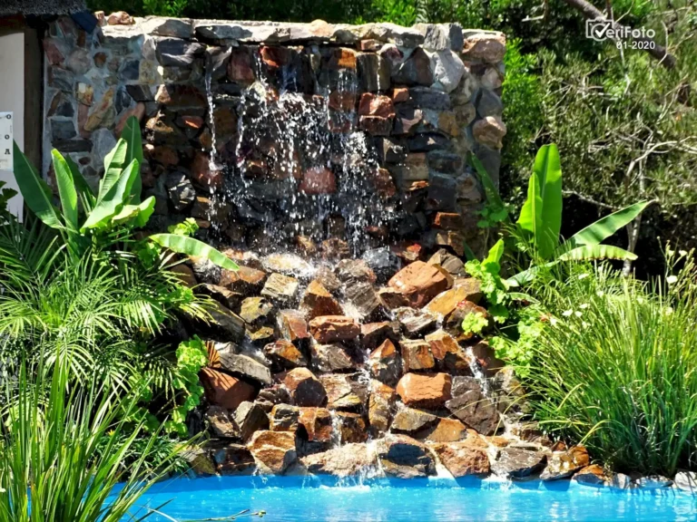 055-piscina-climatizada-con-cascada-y-solarium-bungalows-punta-colorada-09