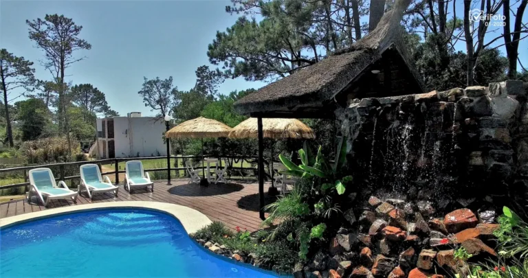 056-vista-aerea-piscina-climatizada-y-bungalows-punta-colorada-13