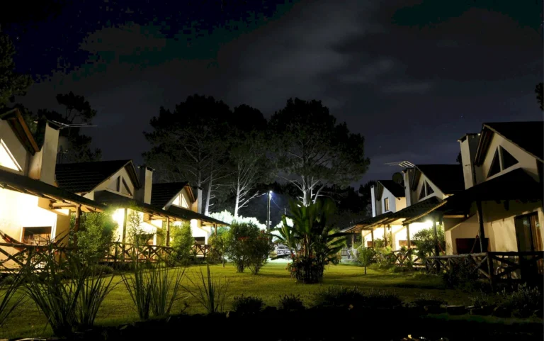 061-bungalows-iluminados-de-noche-alojamiento-punta-colorada