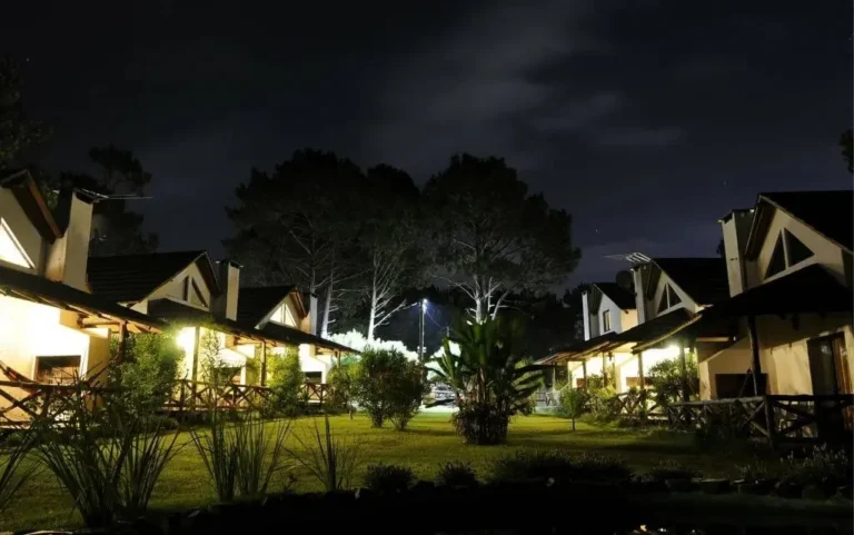 069-bungalows-iluminados-de-noche-alojamiento-punta-colorada-02