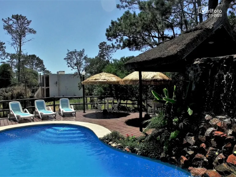 070-piscina-climatizada-con-cascada-y-solarium-bungalows-punta-colorada-10