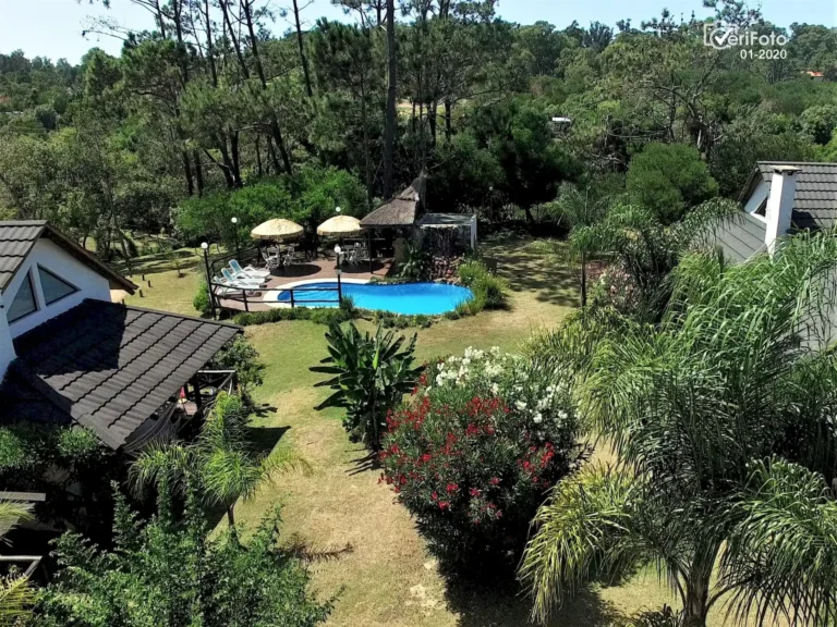 071-vista-aerea-piscina-climatizada-y-bungalows-punta-colorada-14