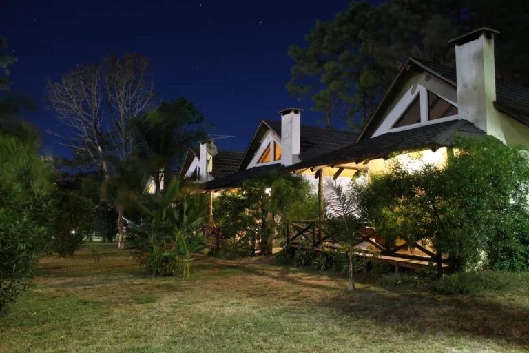 080-bungalows-iluminados-de-noche-alojamiento-punta-colorada-03
