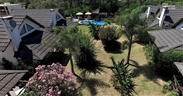 094-vista-aerea-piscina-climatizada-y-bungalows-punta-colorada-16