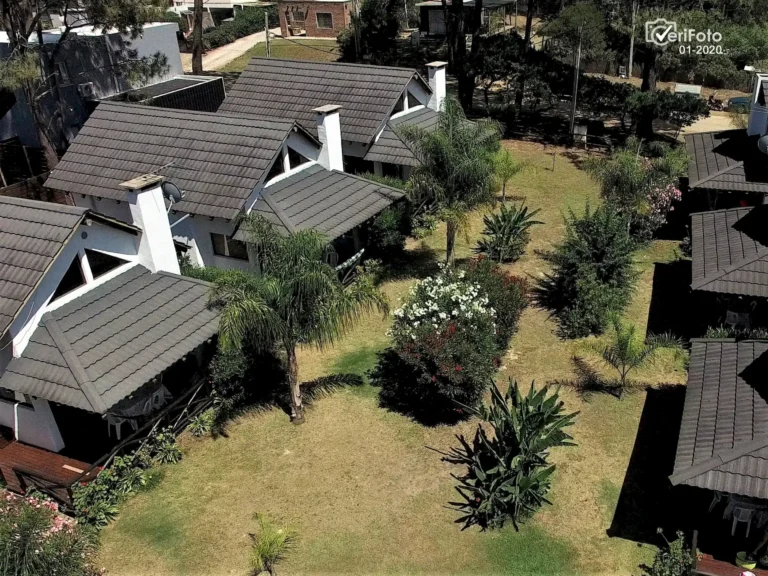 098-vista-aerea-bungalows-y-jardin-alojamiento-punta-colorada-02