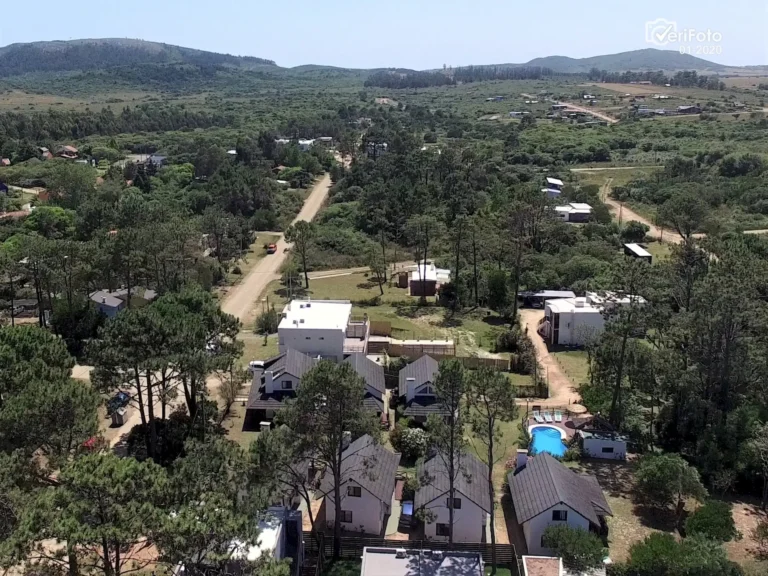 134-vista-aerea-complejo-bungalows-punta-colorada-cerca-piriapolis