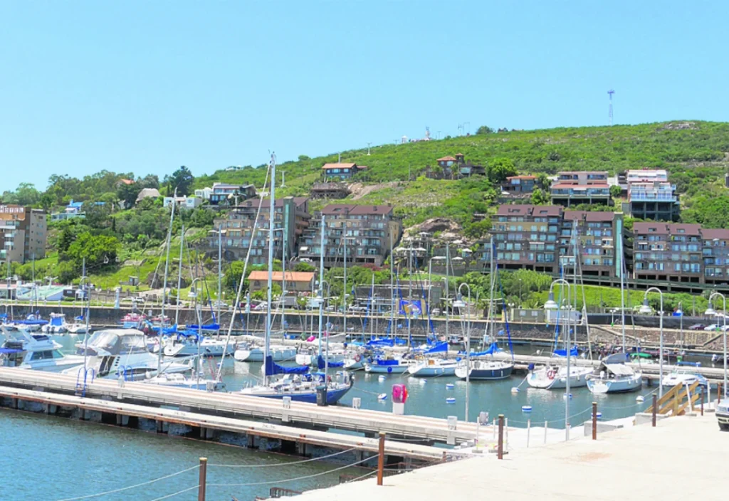 Puerto de Piriápolis con veleros