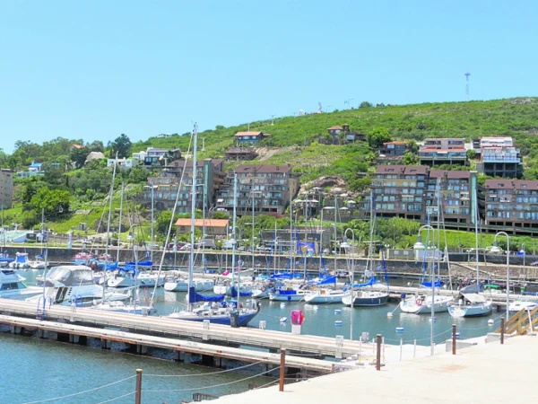 Puerto de Piriápolis con veleros